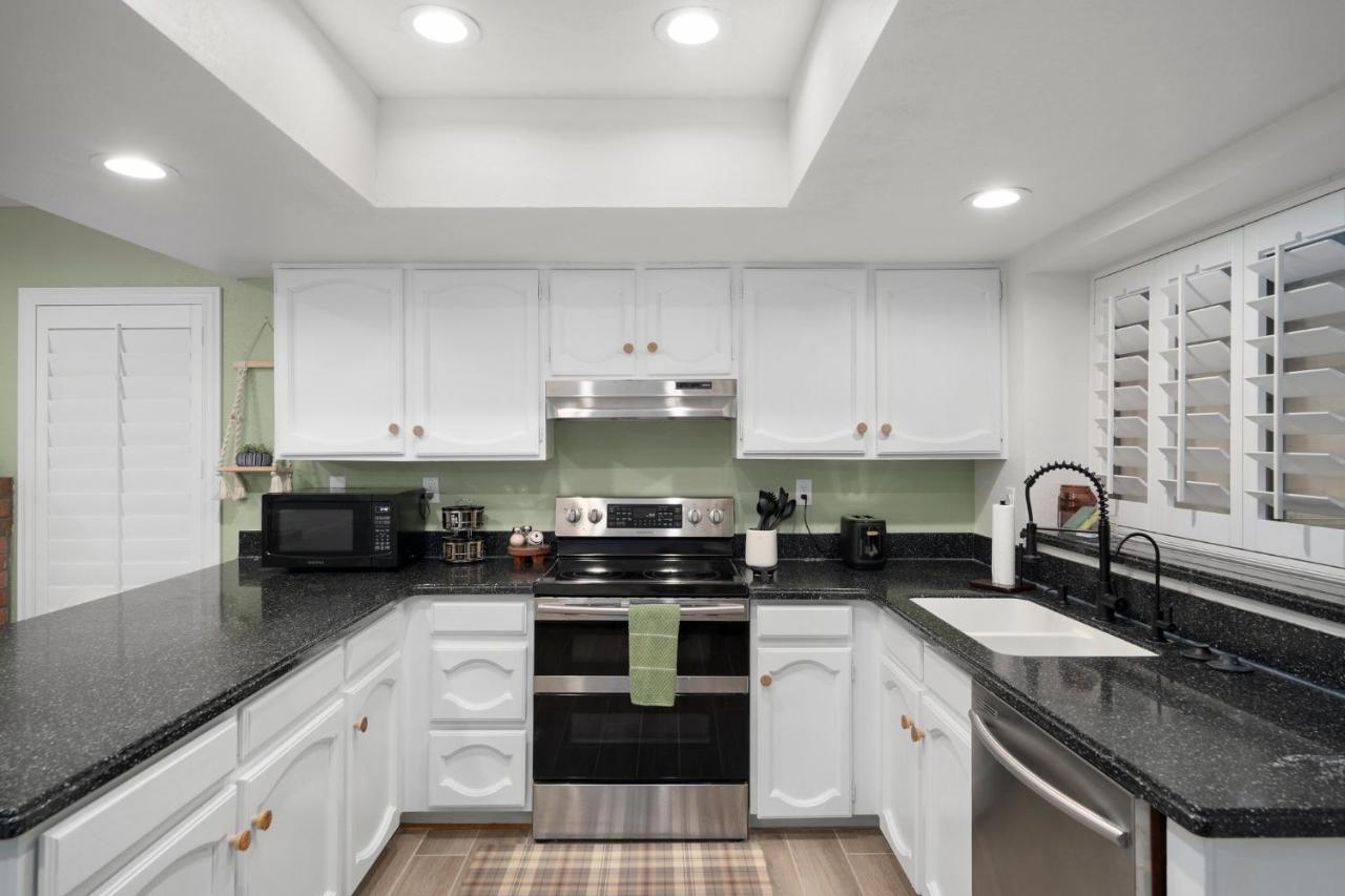 Large Pool With Diving Board, Remodeled 3Bdrm, Near State Farm Stdm And More! Пеория Екстериор снимка